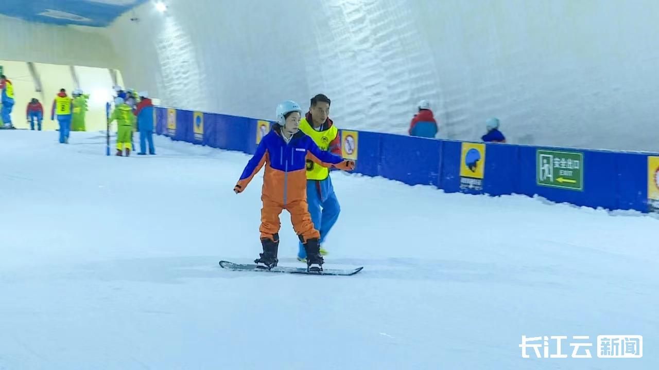 宜昌新名片 国内首个天然溶洞滑雪场开门迎客，远安再添四季滑雪胜地